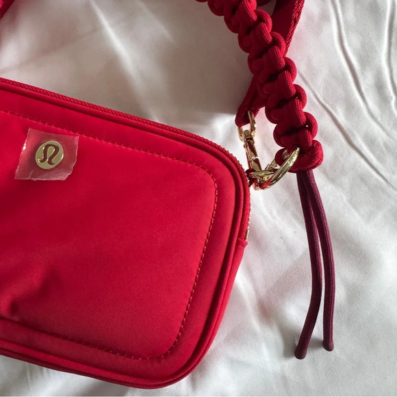 ❤️🆕 Lululemon Lunar New Year Crossbody Camera Bag with Top Handle - Dark Red - Picture 6 of 9